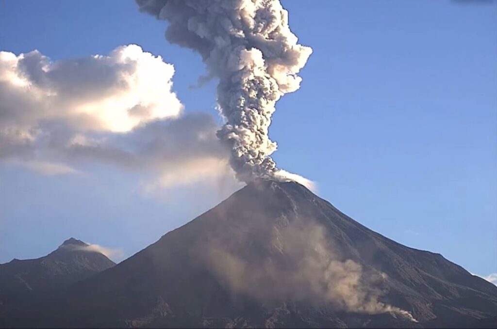 Colima_volcano_pillars
